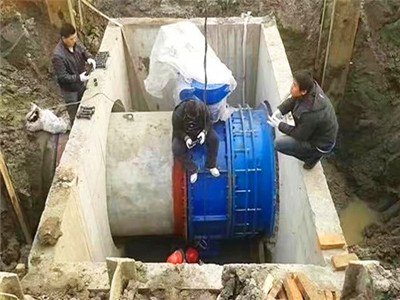 廣西柳林城市地下管道係統工（gōng）程安裝伸縮器現場.jpg